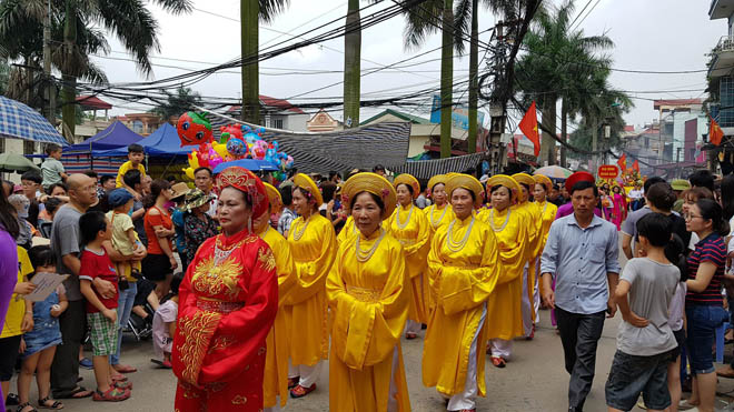 Hàng nghìn người dân nô nức trảy hội Đền Đô ảnh 1